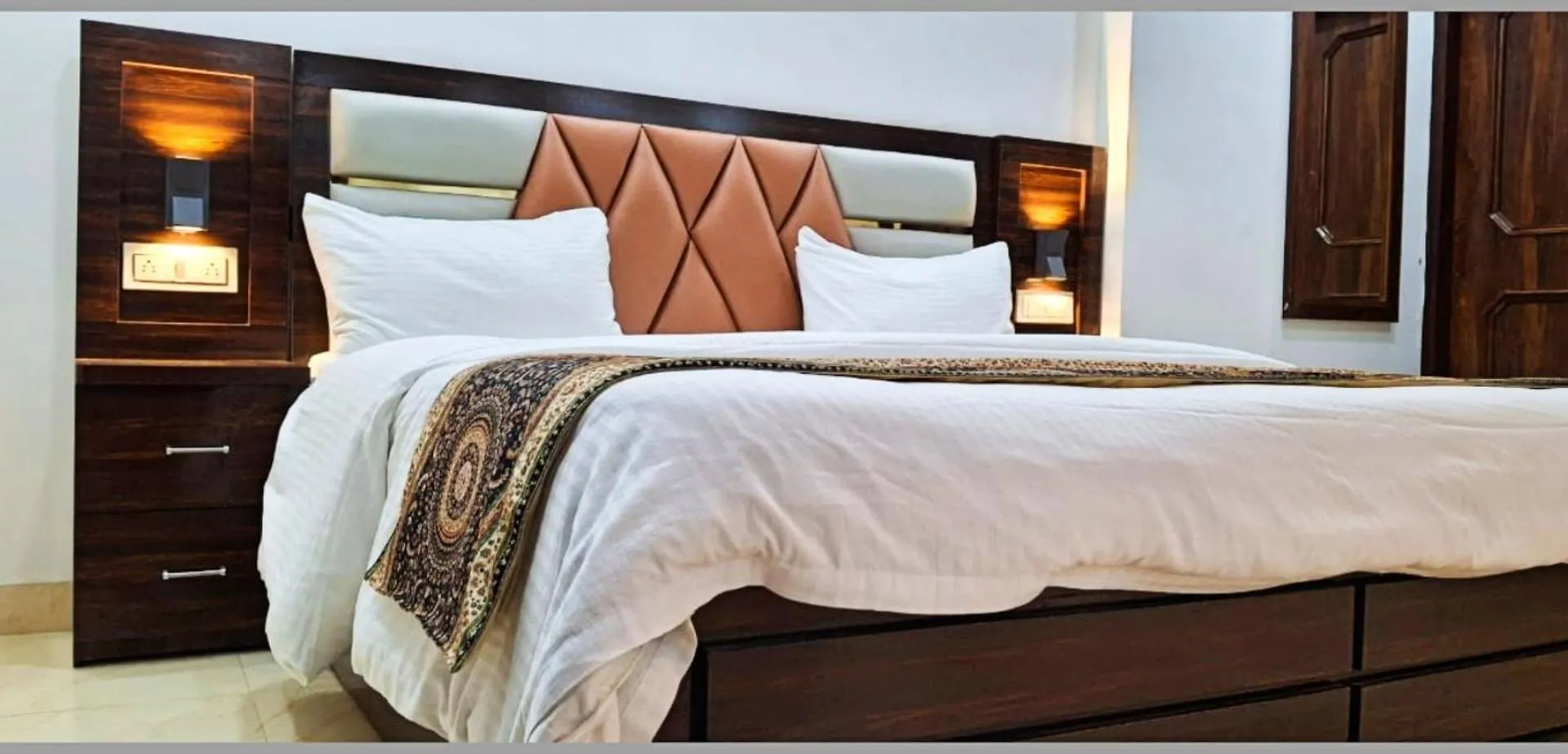 Varanasi Hotel Indra ! Inn ! Near Kashi Vishwanath Temple - Fully Air Conditioned Rooms - Free Wi-Fi And Lift Facilities - A Luxurious Hotel In Bénarès Inde