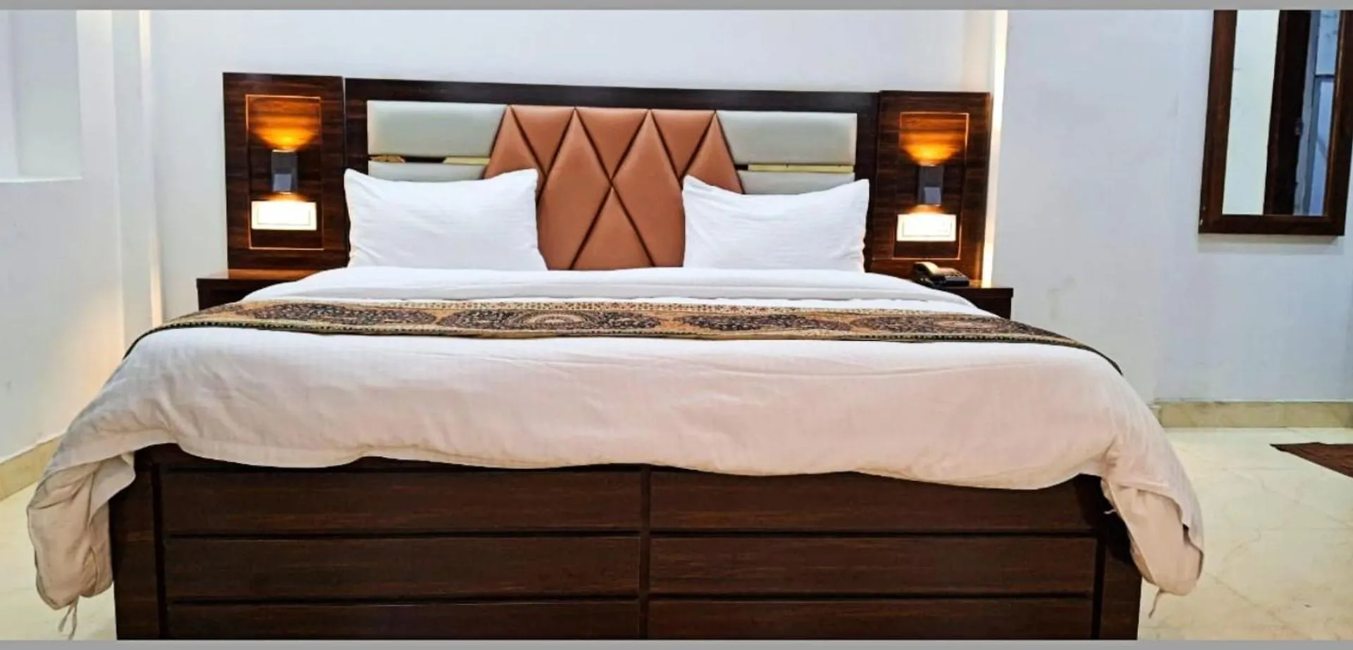 ****  Varanasi Hotel Indra ! Inn ! Near Kashi Vishwanath Temple - Fully Air Conditioned Rooms - Free Wi-Fi And Lift Facilities - A Luxurious Hotel In Bénarès Inde