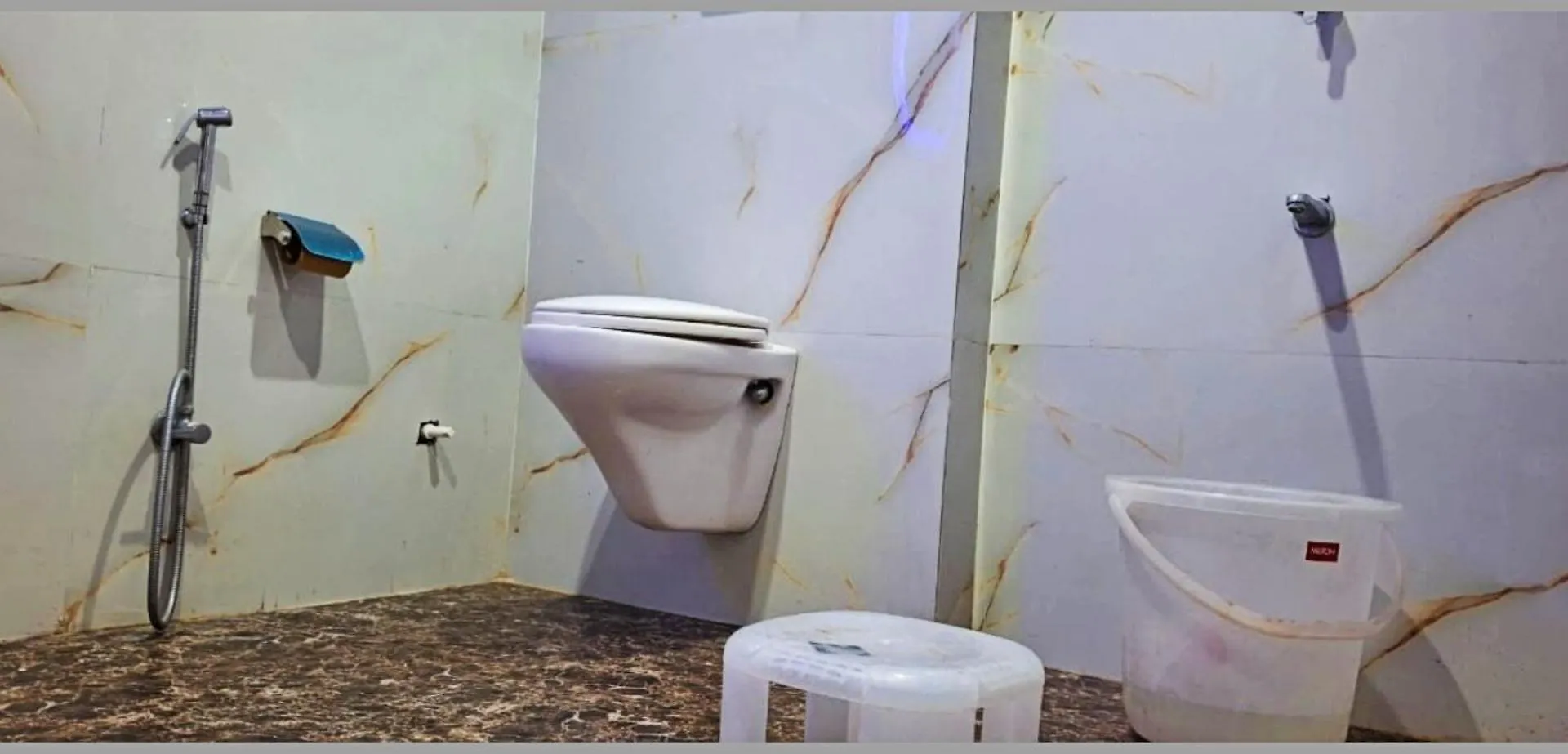 Varanasi Hotel Indra ! Inn ! Near Kashi Vishwanath Temple - Fully Air Conditioned Rooms - Free Wi-Fi And Lift Facilities - A Luxurious Hotel In Bénarès 4*,  Inde