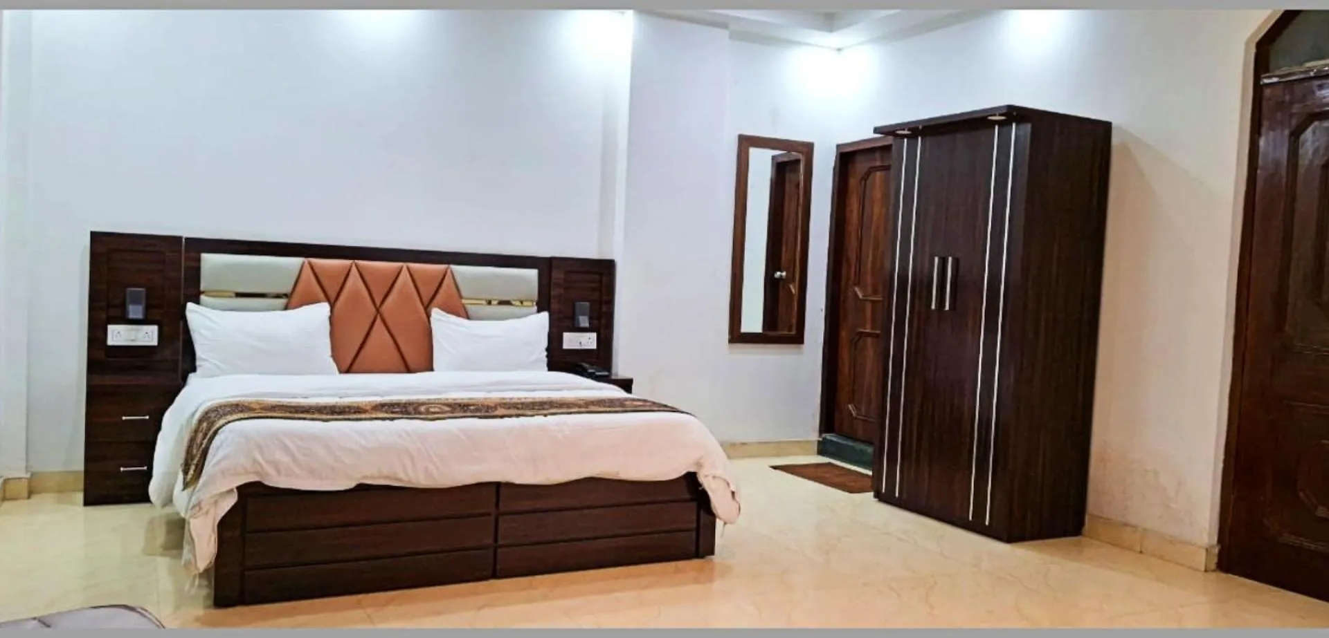 Varanasi Hotel Indra ! Inn ! Near Kashi Vishwanath Temple - Fully Air Conditioned Rooms - Free Wi-Fi And Lift Facilities - A Luxurious Hotel In Varanasi