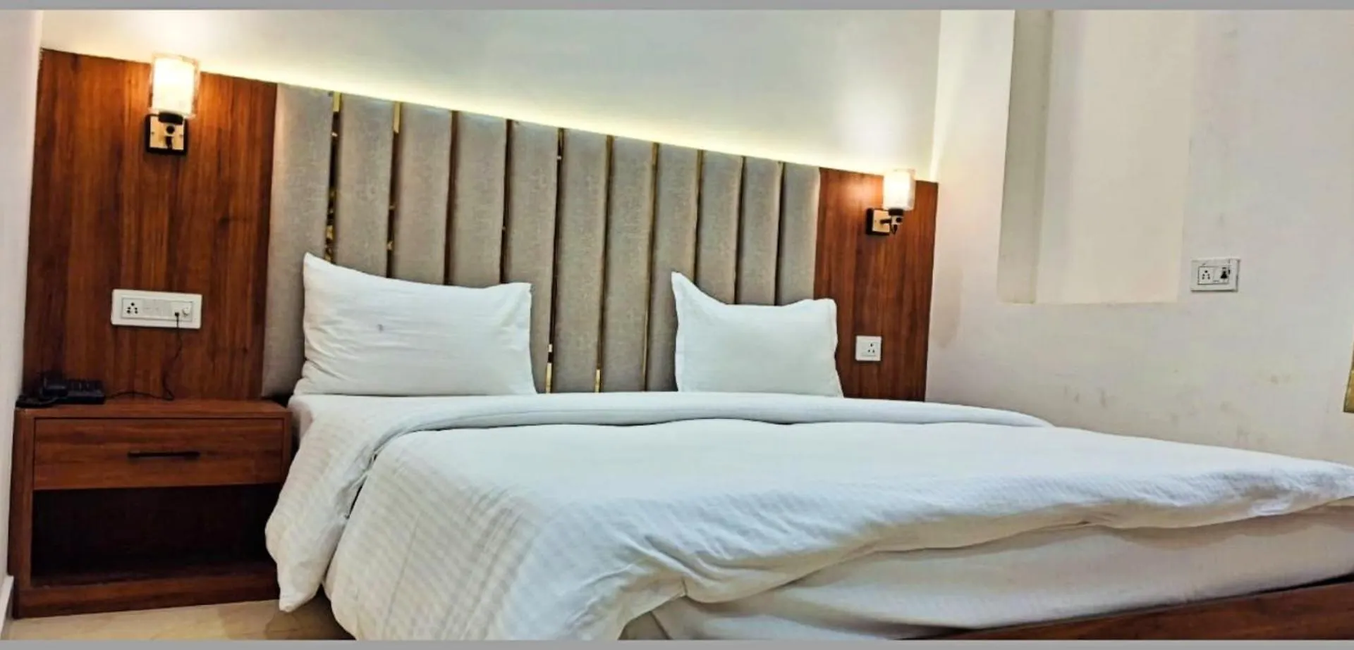 Varanasi Hotel Indra ! Inn ! Near Kashi Vishwanath Temple - Fully Air Conditioned Rooms - Free Wi-Fi And Lift Facilities - A Luxurious Hotel In Varanasi 4*,