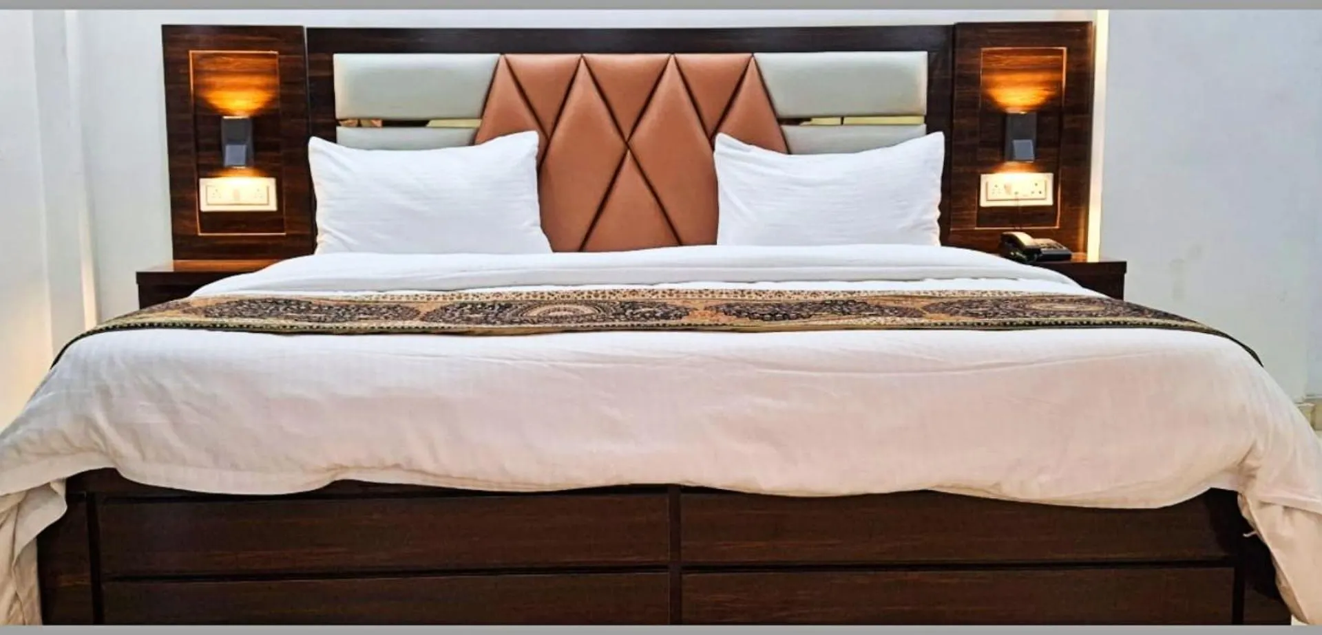 Varanasi Hotel Indra ! Inn ! Near Kashi Vishwanath Temple - Fully Air Conditioned Rooms - Free Wi-Fi And Lift Facilities - A Luxurious Hotel In Varanasi