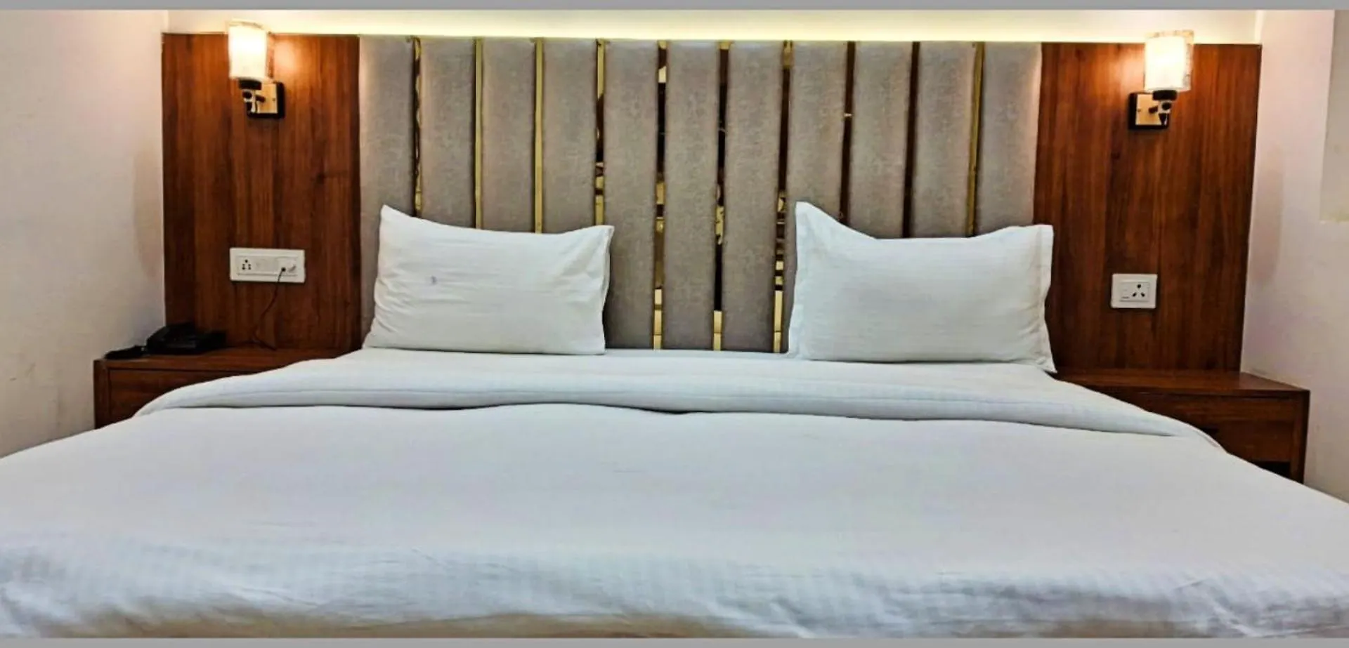 Varanasi Hotel Indra ! Inn ! Near Kashi Vishwanath Temple - Fully Air Conditioned Rooms - Free Wi-Fi And Lift Facilities - A Luxurious Hotel In Varanasi