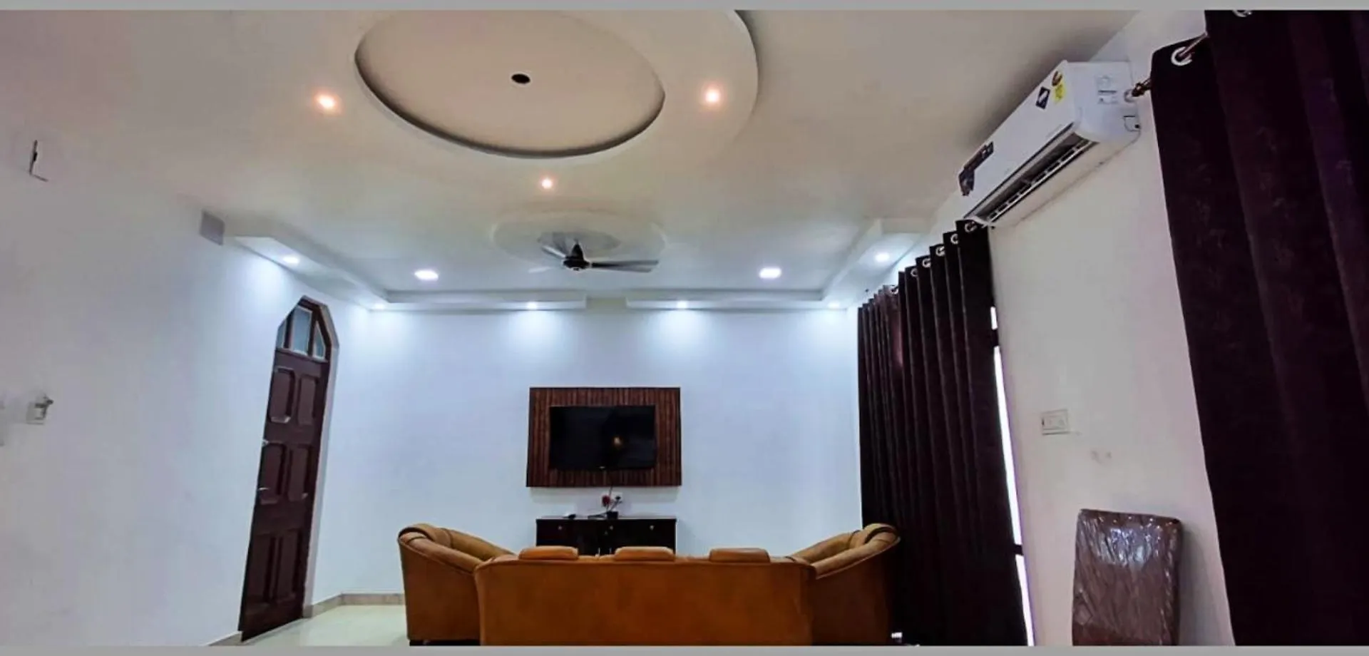 Varanasi Hotel Indra ! Inn ! Near Kashi Vishwanath Temple - Fully Air Conditioned Rooms - Free Wi-Fi And Lift Facilities - A Luxurious Hotel In Varanasi