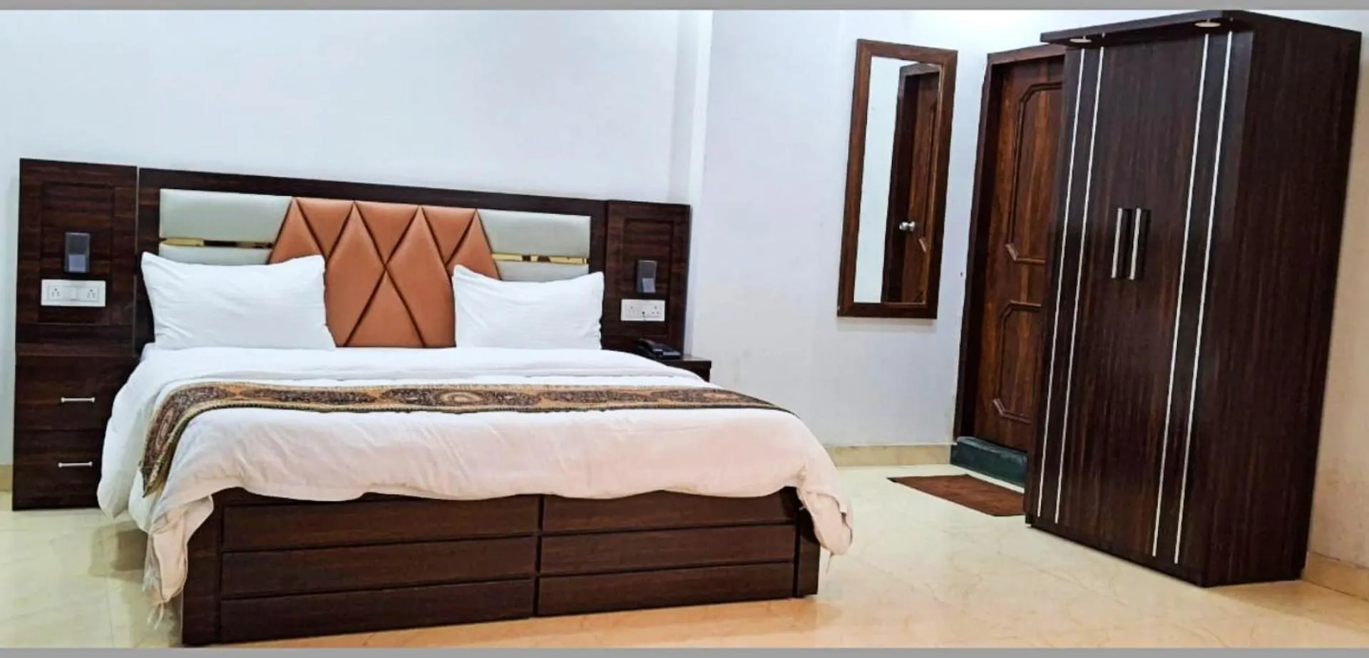 Varanasi Hotel Indra ! Inn ! Near Kashi Vishwanath Temple - Fully Air Conditioned Rooms - Free Wi-Fi And Lift Facilities - A Luxurious Hotel In Varanasi 4*,  India