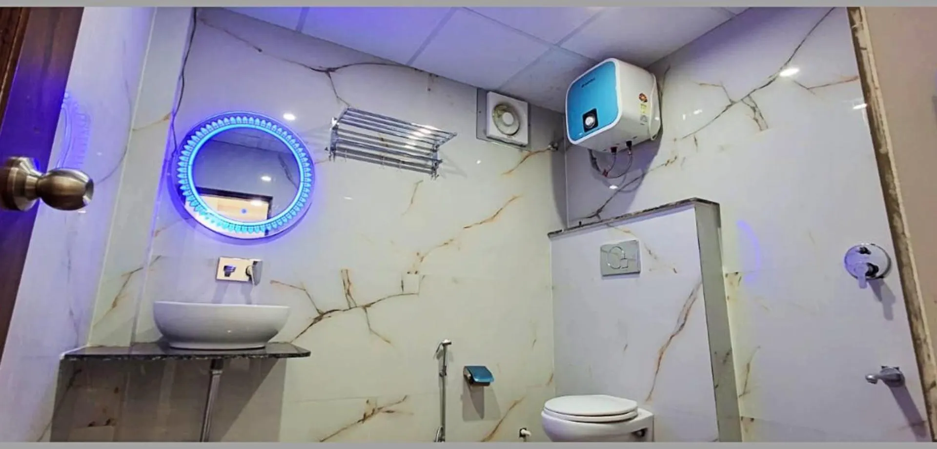 Varanasi Hotel Indra ! Inn ! Near Kashi Vishwanath Temple - Fully Air Conditioned Rooms - Free Wi-Fi And Lift Facilities - A Luxurious Hotel In Varanasi