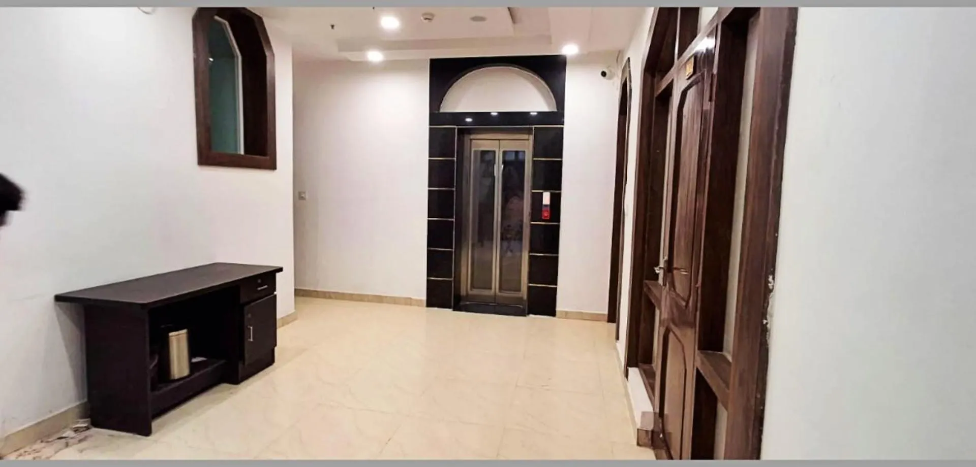 Varanasi Hotel Indra ! Inn ! Near Kashi Vishwanath Temple - Fully Air Conditioned Rooms - Free Wi-Fi And Lift Facilities - A Luxurious Hotel In Varanasi 4*,